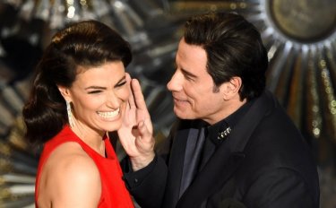 Idina Menzel e John Travolta sul palco degli Oscar 2015