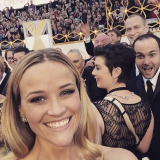 Oscar 2015: il selfie di Reese Witherspoon sul red carpet