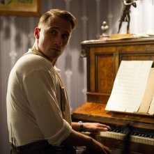 Suite Francese: Matthias Schoenaerts al pianoforte in una scena del film