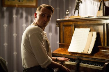 Suite Francese: Matthias Schoenaerts al pianoforte in una scena del film