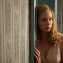 Suite Francese: Michelle Williams nel ruolo di Lucile in una scena del film