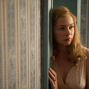Suite Francese: Michelle Williams nel ruolo di Lucile in una scena del film