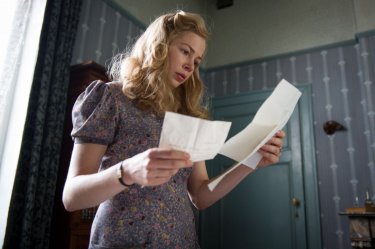 Suite Francese: Michelle Williams in una scena