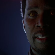 Constantine: Harold Perrineaum in una scena dell'episodio Waiting for the Man