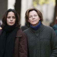 The Search: Bérénice Bejo con Annette Bening in una scena del film