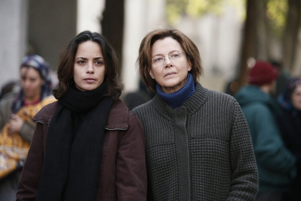 The Search: Bérénice Bejo con Annette Bening in una scena del film