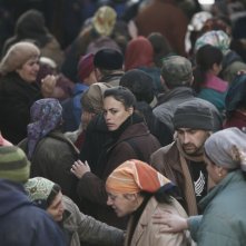 The Search: Bérénice Bejo si perde tra la folla in una scena del film