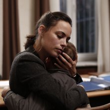 The Search: Bérénice Bejo abbraccia teneramente il piccolo Abdul Khalim Mamutsiev in una scena