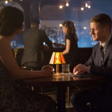 Gotham: Morena Baccarin e Ben McKenzie nella puntata The Fearsome Dr. Crane