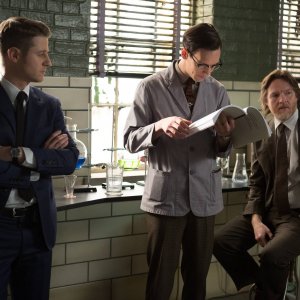 Gotham: Ben McKenzie, Cory Michael Smith e Donal Logue in The Scarecrow
