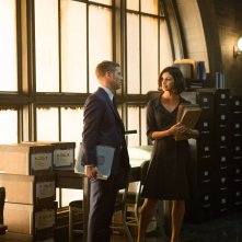 Gotham: Ben McKenzie e Morena Baccarin in una scena dell'episodio The Scarecrow