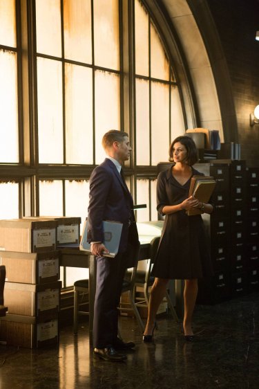 Gotham: Ben McKenzie e Morena Baccarin in una scena dell'episodio The Scarecrow