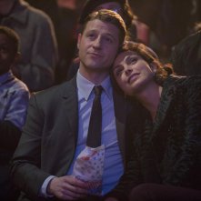 Gotham: Ben McKenzie e Morena Baccarin interpretano James Gordon e la dottoressa Thompkins in The Blind Fortune Teller