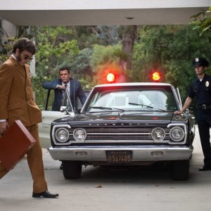 Vizio di forma: Joaquin Phoenix con Josh Brolin in una scena del film