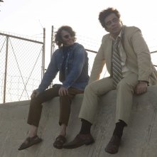 Vizio di forma: Joaquin Phoenix con Benicio Del Toro in una scena del film 