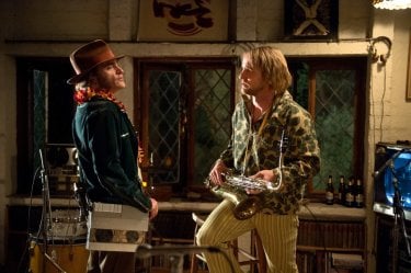 Vizio di forma: Joaquin Phoenix con Owen Wilson in un'immagine del film