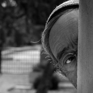 Senza Lucio: Lucio Dalla in una bella immagine in bianco e nero tratta dal documentario