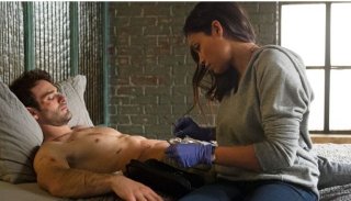 Daredevil: Charlie Cox e Rosario Dawson in una scena della nuova serie