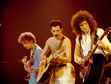 Queen Rock Montreal: Freddie Mercury con Brian May e John Deacon in una scena dell'evento cinematografico