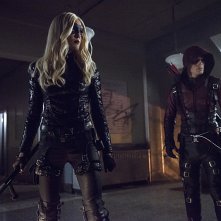 Arrow: Black Canary (Katie Cassidy) e Arsenal (Colton Haynes) in una scena di Uprising