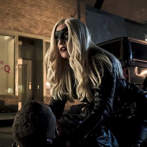 Arrow: l'attrice Katie Cassidy in una sequenza d'azione dell'episodio Uprising