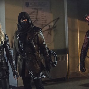 Arrow: Katie Cassidy, John Barrowman e Colton Haynes in Uprising