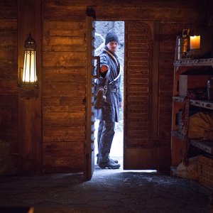 Arrow: l'attore Stephen Amell in una scena dell'episodio Uprising