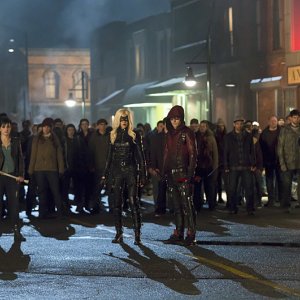 Arrow: Bex Taylor-Klaus, Katie Cassidy, Colton Haynes e David Ramsey in Uprising