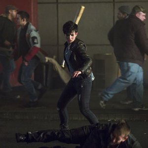 Arrow: Bex Taylor-Klaus è Sin in una scena dell'episodio Uprising