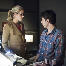 Arrow: Emily Bett Rickards e Brandon Routh in Canaries