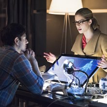 Arrow: Brandon Routh ed Emily Bett Rickards interpretano Ray e Felicity in Canaries