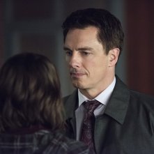 Arrow: Willa Holland e John Barrowman in una scena dell'episodio Canaries