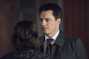 Arrow: Willa Holland e John Barrowman in una scena dell'episodio Canaries