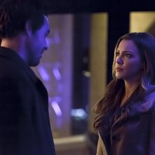 Arrow: Paul Blackthorne e Katie Cassidy in una scena di The Return