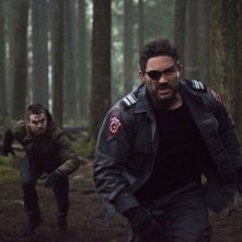 Arrow: Oliver (Stephen Amell) insegue Slade (Manu Bennett) nella puntata The Return