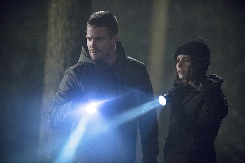 Arrow Season 3 Episode 14 Oliver Thea Flashlight