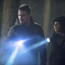 Arrow: Stephen Amell e Willa Holland interpretano Oliver e Thea in The Return