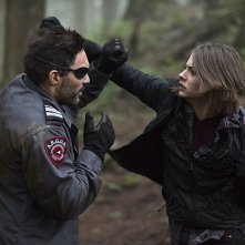 Arrow: una scena di lotta interpretata da Willa Holland e Manu Bennett in The Return