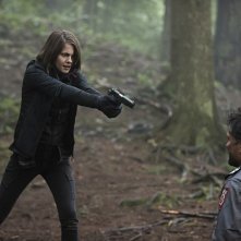 Arrow: Thea (Willa Holland) punta la pistola contro Slade Wilson (Manu Bennett) in The Return