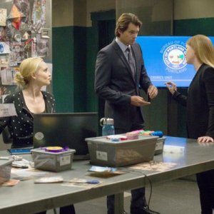 Backstrom: Beatrice Rosen, Kristoffer Polaha e Genevieve Angelson in Takes One to Know One
