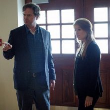Backstrom: Rainn Wilson e Genevieve Angelson interpretano Everett e Nicole nell'episodio Bogeyman