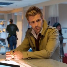 Constantine: il protagonista Matt Ryan nella puntata Angels and Ministers of Grace