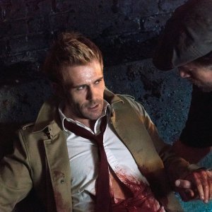 Constantine: Matt Ryan e Charles Halford nella puntata Angels and Ministers of Grace