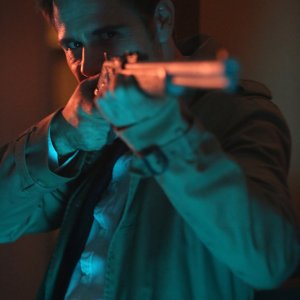 Constantine: il protagonista Matt Ryan in una scena del season finale, intitolato Waiting for the Man