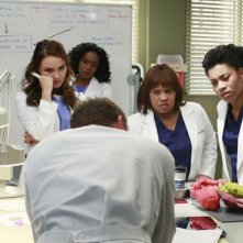 Grey's Anatomy: alcune delle protagoniste femminili della serie nell'episodio The Bed's Too Big Without You