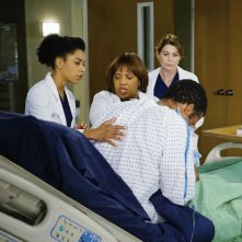 Grey's Anatomy: Kelly McCreary, Chandra Wilson ed Ellen Pompeo in The Great Pretender