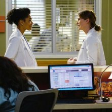 Grey's Anatomy: Kelly McCreary ed Ellen Pompeo in una scena dell'episodio The Great Pretender