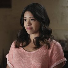 Jane the Virgin: la protagonista Gina Rodriguez nell'episodio Chapter Thirteen