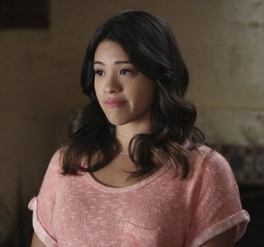 Jane the Virgin: la protagonista Gina Rodriguez nell'episodio Chapter Thirteen