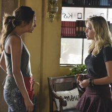 Pretty Little Liars: le attrici Shay Mitchell e Ashley Benson in una scena di Oh What Hard Luck Stories They All Hand Me